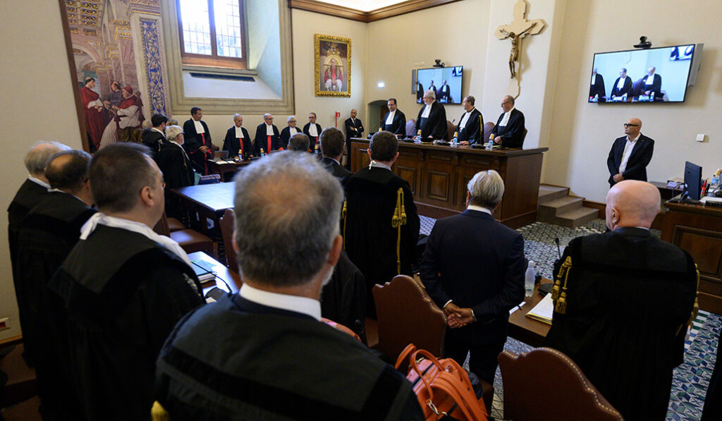 La sala en un momento de la sesión del juicio de apelación del cardenal Angelo Becciu
