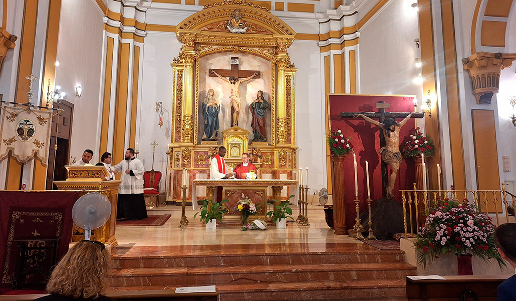 Misa en el interior de la iglesia