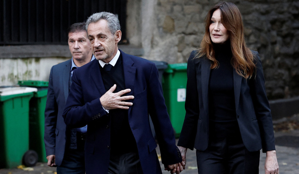 Sarkozy entra en prisión con un libro sobre Jesús. En la imagen, junto a Carla Bruni.