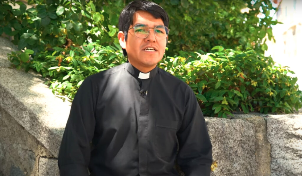 Sempertegui durante el vídeo del Domund.