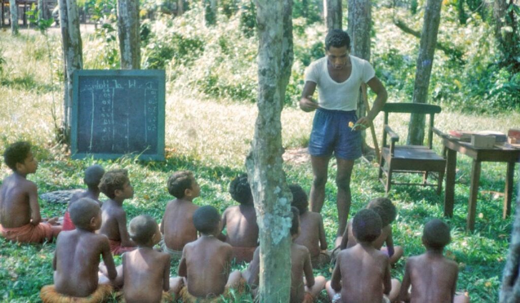 Un misionero del Sagrado Corazón da catequesis en Papúa en los años 50, de forma similar a como lo habría hecho san Peter ToRot.