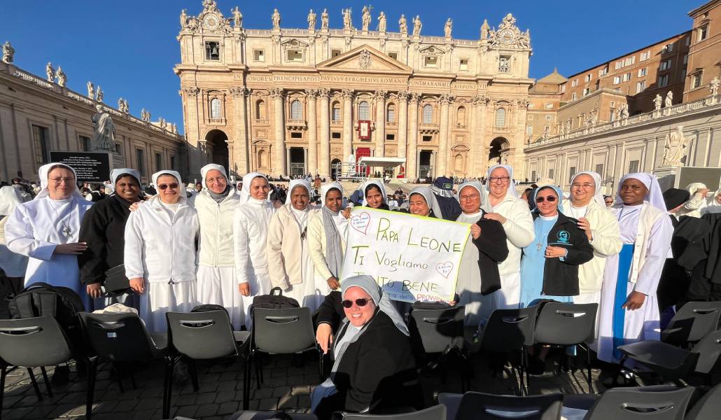 Sor Luisa con sus hermanas antes de comenzar la celebración