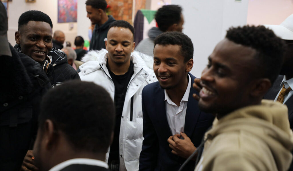 El presidente de la Casa del Sudán tiene 23 años y compagina su teletrabajo con la dignificación de los refugiados