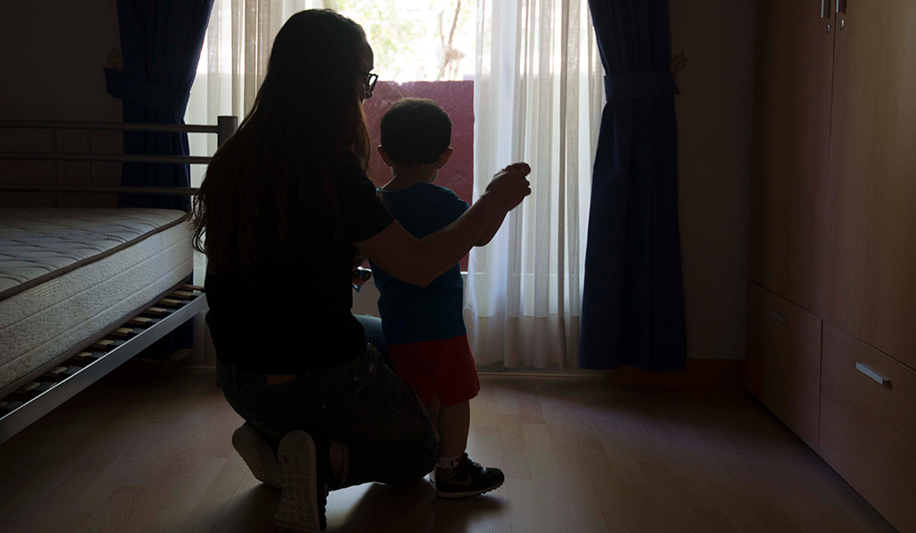 Foto de recurso de una mujer con su hijo en la penumbra