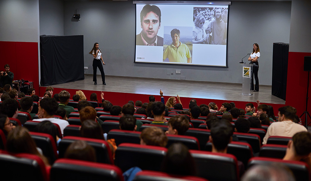 Beatriz y Teresa en el colegio Nueva Castilla durante su charla a los alumnos.