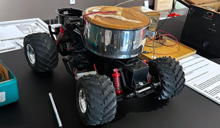 Coche teledirigido de la marca Nikko, utilizado por los terroristas para transportar un artefacto explosivo hasta su objetivo expuesto en la muestra sobre los GRAPO