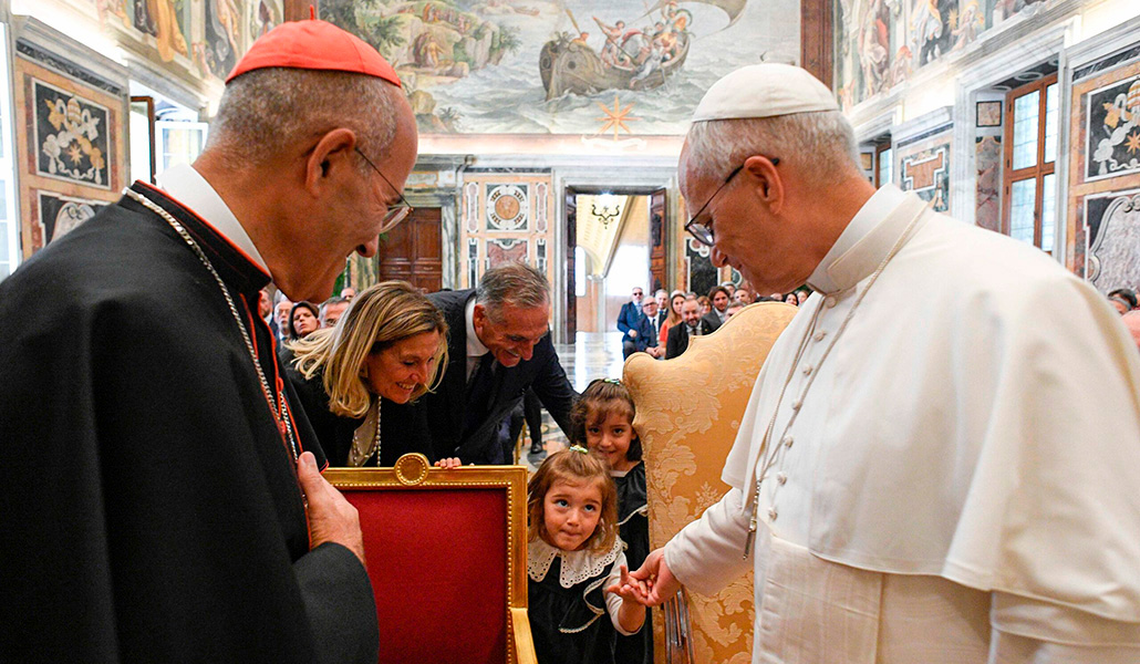 El cardenal Tolentino de Mendonça con el Papa León XIV durante un acto de la Pontificia Academia de Teología en septiembre.