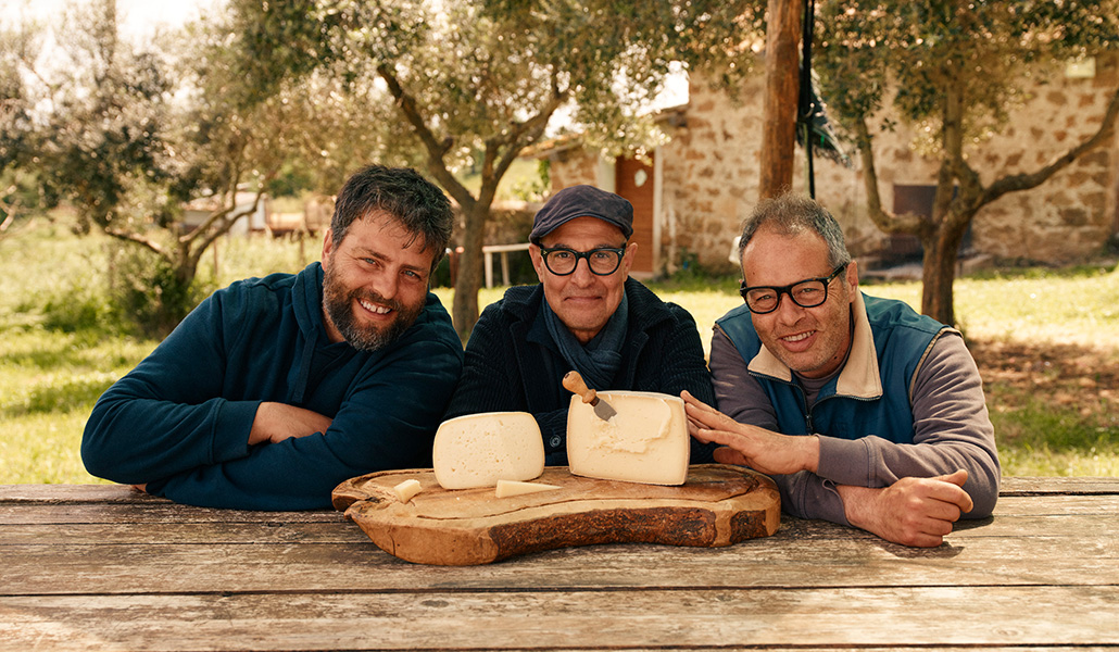 El protagonista (en el centro) en el quinto episodio de la primera temporada.
