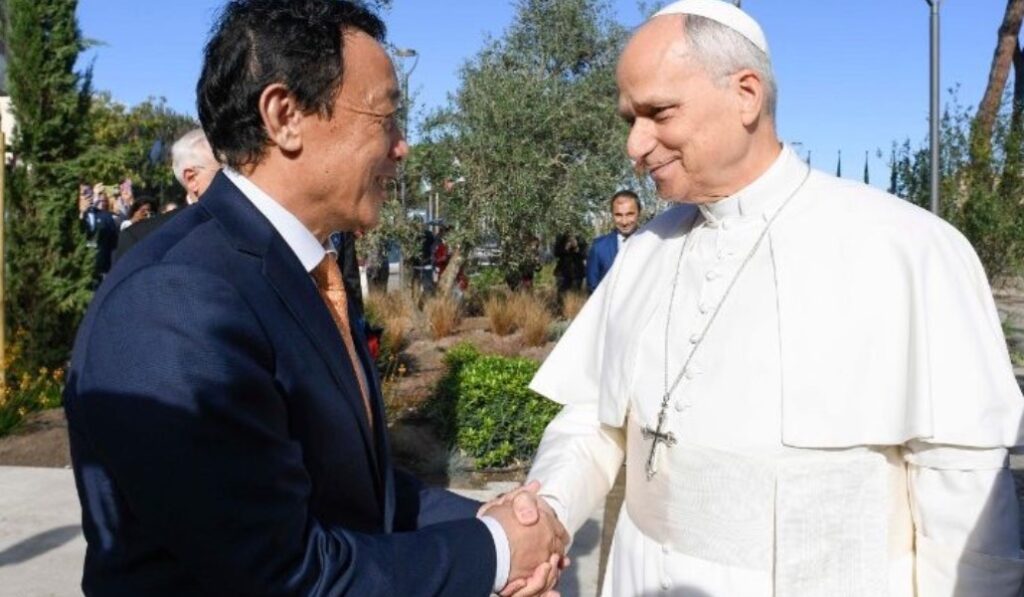 El director general de la FAO, Qu Dongyu, recibe a León XIV