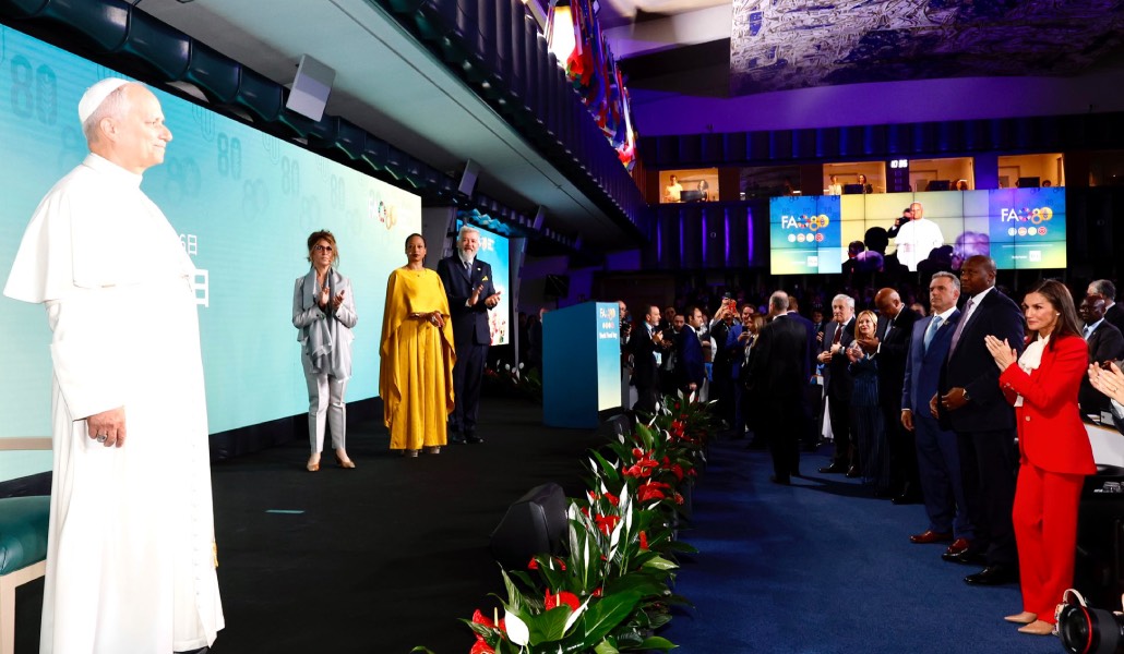 Los asistentes al acto, incluida la reina Letizia (derecha) aplauden el discurso del Papa.