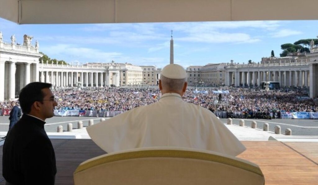 La plaza de San Pedro estaba abarrotada de docentes.