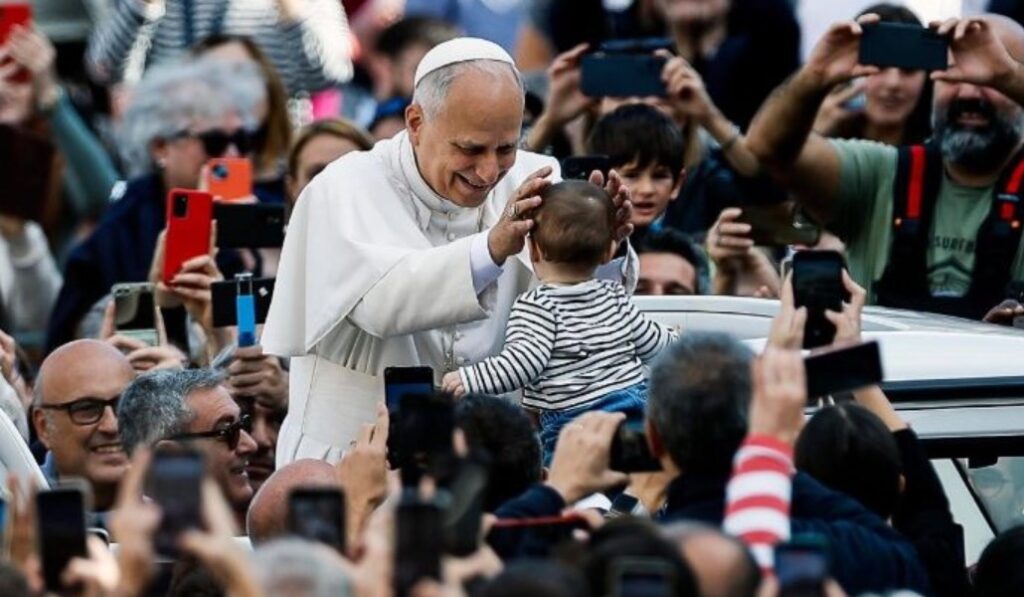 El Papa durante su recorrido saludando a los presentes.