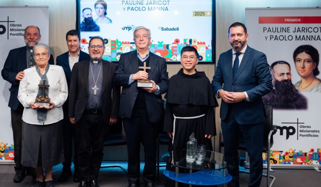 Foto de familia de OMP con los premiados.