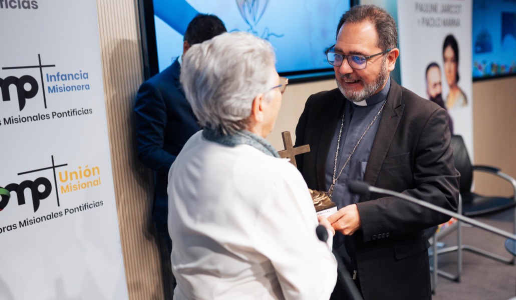 Martín entrega el premio a Julia Aguiar.