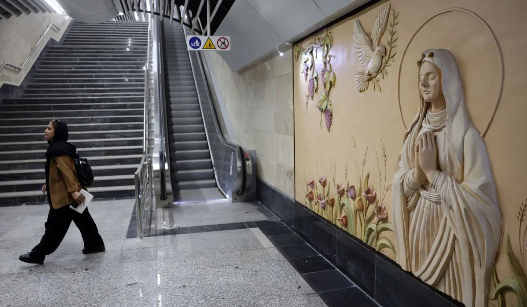 La Virgen en el metro de Teherán