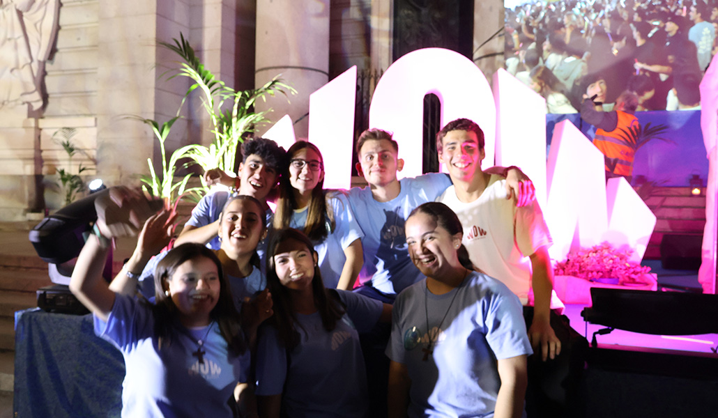 Voluntarios del WOW Fest en la explanada de la catedral de la Almudena