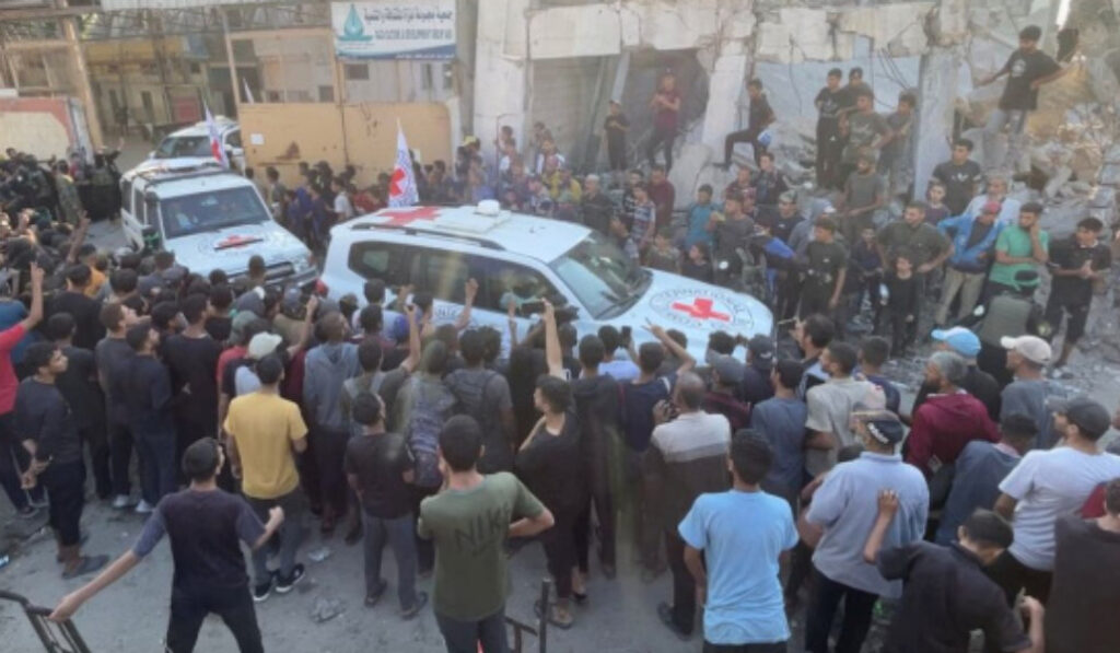 Momento en que la Cruz Roja parte con los rehenes hacia Israel.