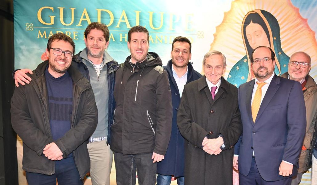 Andrés Garrigó junto al resto de equipo de Goya Producciones.