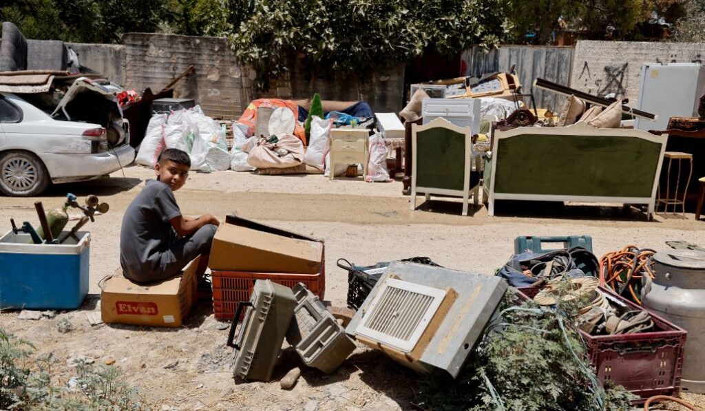 Un niño palestino junto a su casa, amenazada con ser demolida por Israel, en el campamento de Tulkarm, en Cisjordania