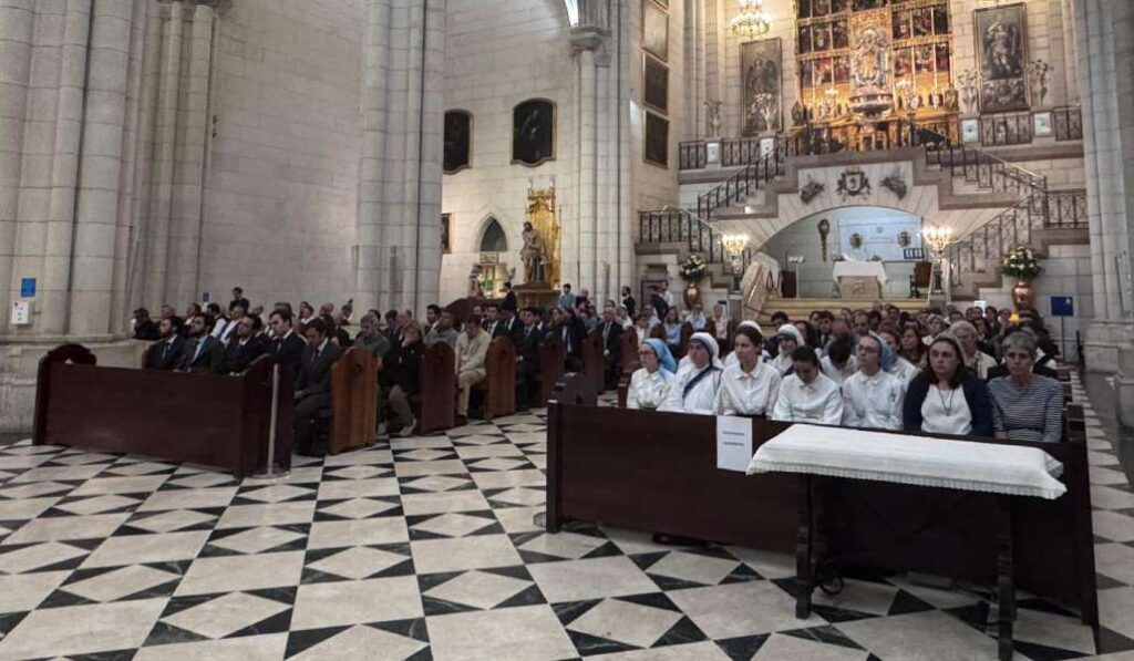 Asistentes a la Misa por el descanso de José Antonio Álvarez