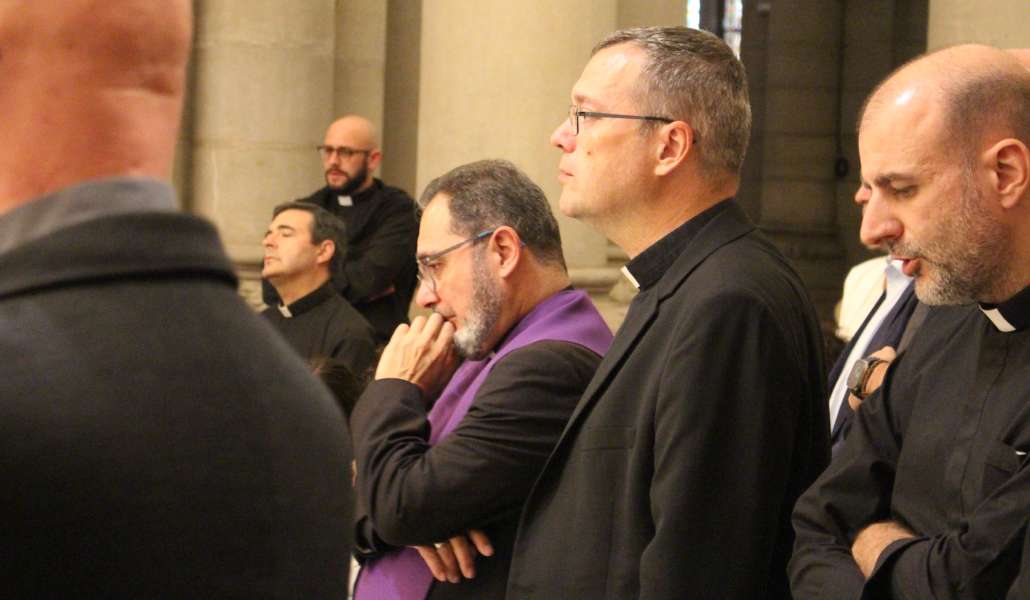 Los obispos auxiliares Vicente Martín y Jesús Vidal en la cripta de la catedral de la Almudena