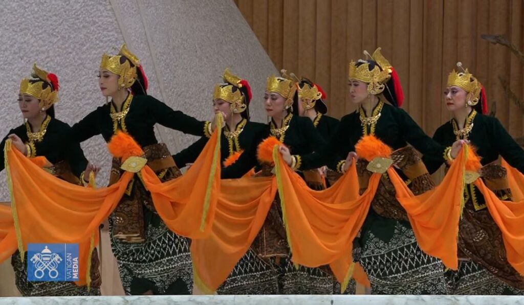 El aniversario ha contado con bailes de Bali, Java y Sumatra. Aparte de otros países