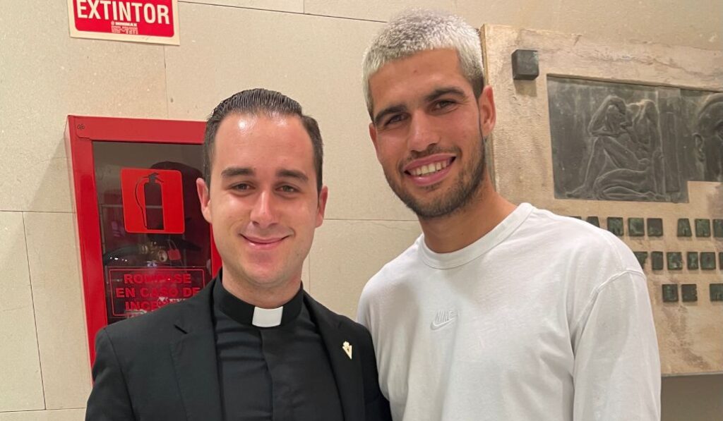 Miguel Tovar bendijo a Carlos Alcaraz en el estadio del Real Murcia.