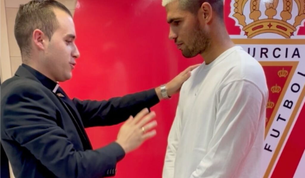 Miguel Tovar bendijo a Carlos Alcaraz en el estadio del Real Murcia.