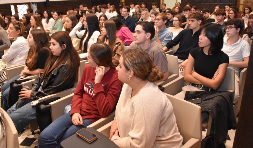 Estudiantes asistentes a la conferencia del director de Cáritas Jerusalén