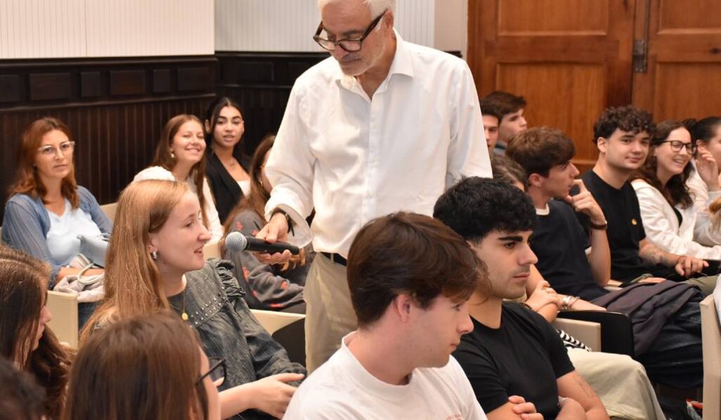 Fernando de Haro ha moderado el encuentro en la Universidad Católica de Valencia