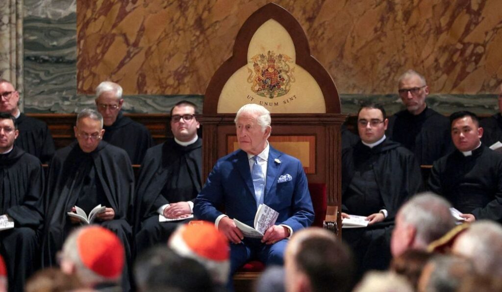 Carlos III sentado en el escaño de madera con el lema 'Ut unum sint'