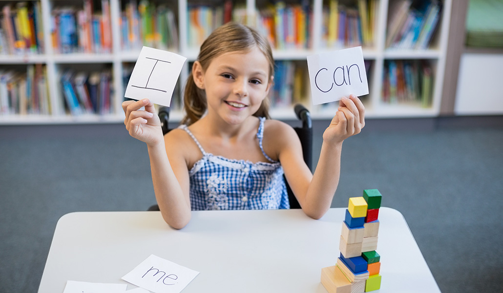 Una niña aprende inglés jugando en clase.