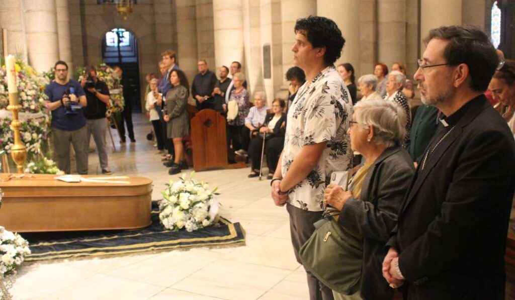 El arzobispo de Madrid, José Cobo, en el velatorio de José Antonio Álvarez
