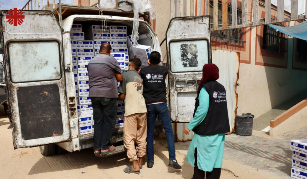 La furgoneta de Cáritas Jerusalén cargada hasta arriba con ayuda humanitaria