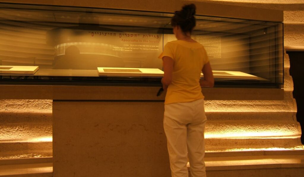 Una turista contempla los Rollos del Mar Muerto.
