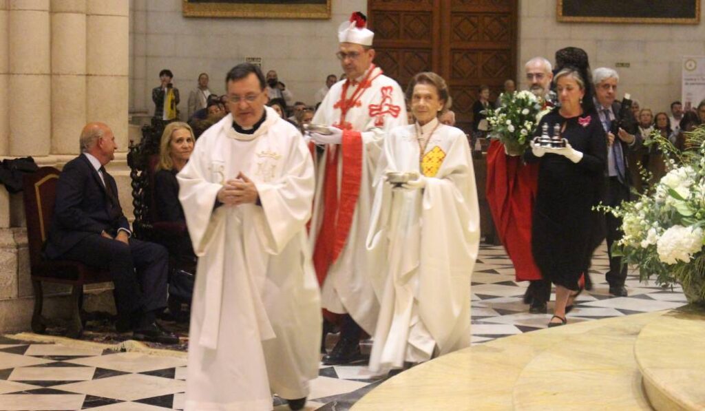 Ofertorio en la Misa jubilar. Al fondo a la izquierda, la infanta Elena