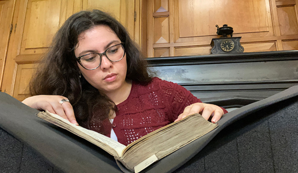 Claudia García-Minguillán, investigadora que ha descubierto el histórico poema sobre Colón