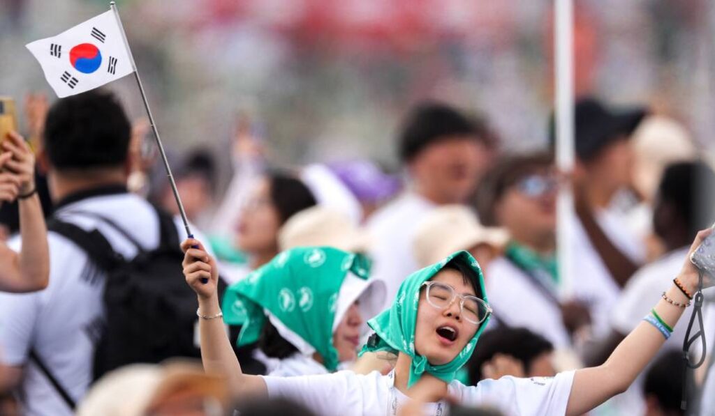 Un surcoreano con la bandera de su país en el Jubileo de los Jóvenes el pasado 3 de agosto