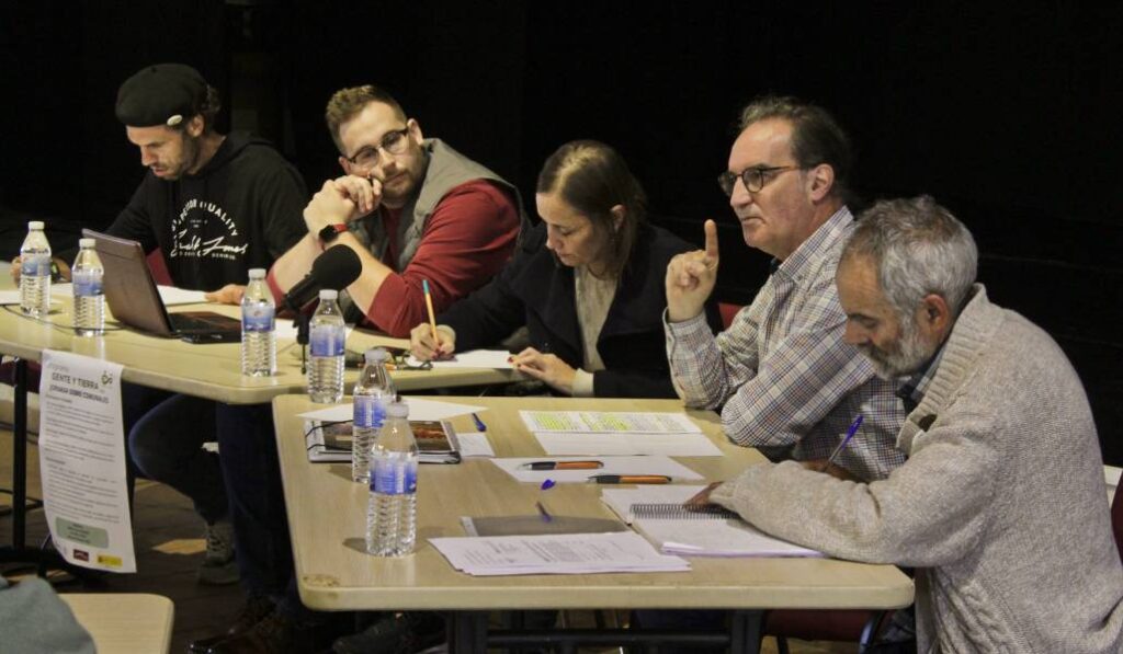 Juan Jesús Delgado en una mesa redonda con más activistas contra la despoblación