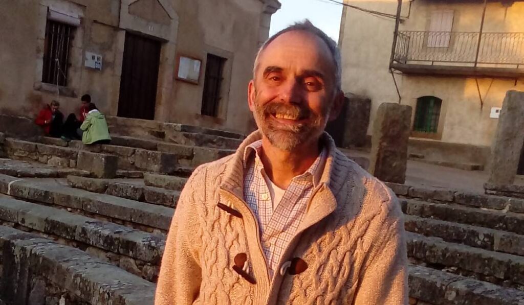 Juan Jesús Delgado frente al ayuntamiento de su pueblo, Monleras, en Salamanca