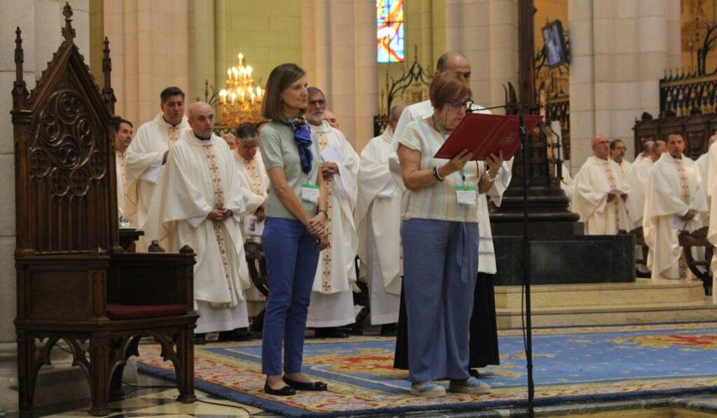 Catequistas y profesores de Religión leyendo las peticiones