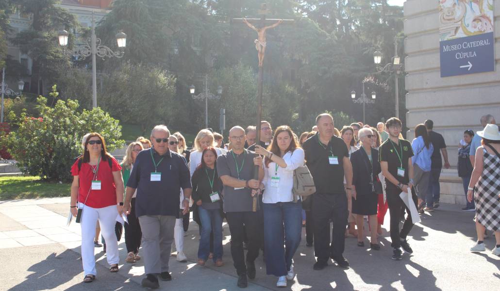 Catequistas y profesores de Religión peregrinan con una cruz a la catedral de la Almudena