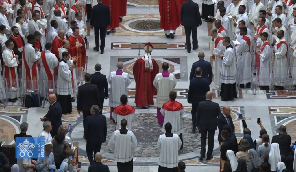Procesión de entrada a la basílica de San Pedro en el Jubileo del Mundo Educativo