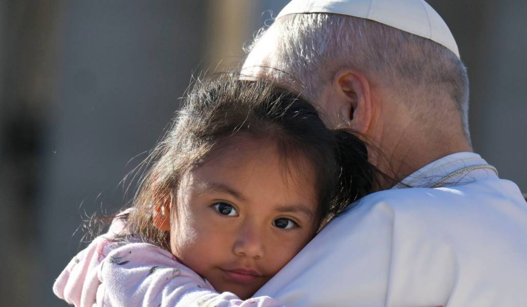León XIV con una niña en su última audiencia general