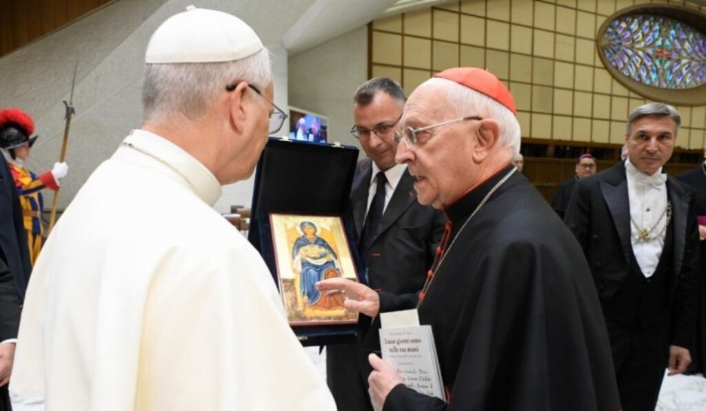 León XIV con el cardenal Fernando Filoni, gran maestre de la Orden Ecuestre del Santo Sepulcro de Jerusalén