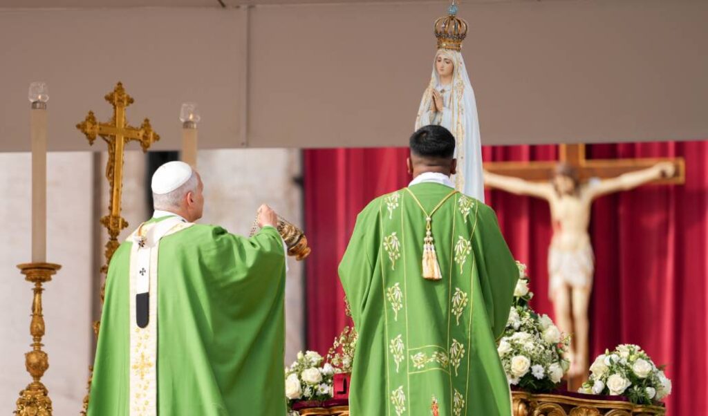 León XIV inciensa la imagen de la Virgen de Fátima