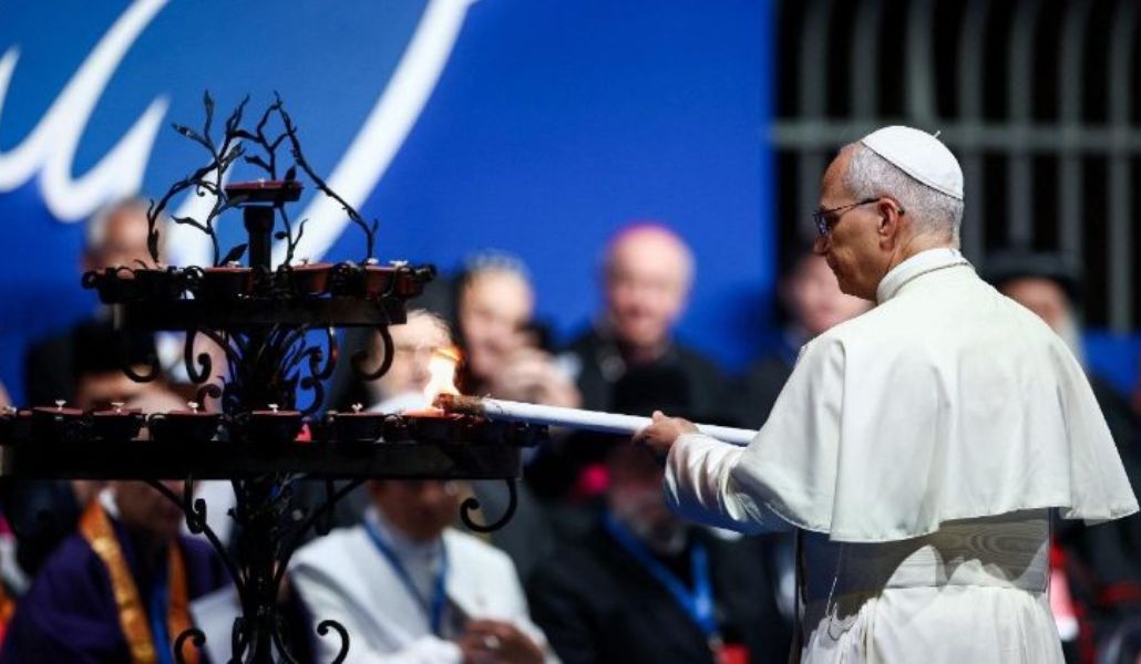 León XIV enciende un candelabro por la paz.