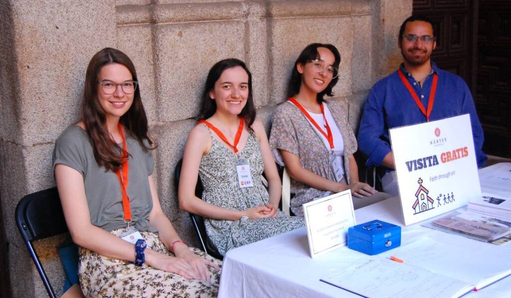 Como se puede leer en el cartel que tienen sobre la mesa, los voluntarios de Nártex enseñan las iglesias gratis