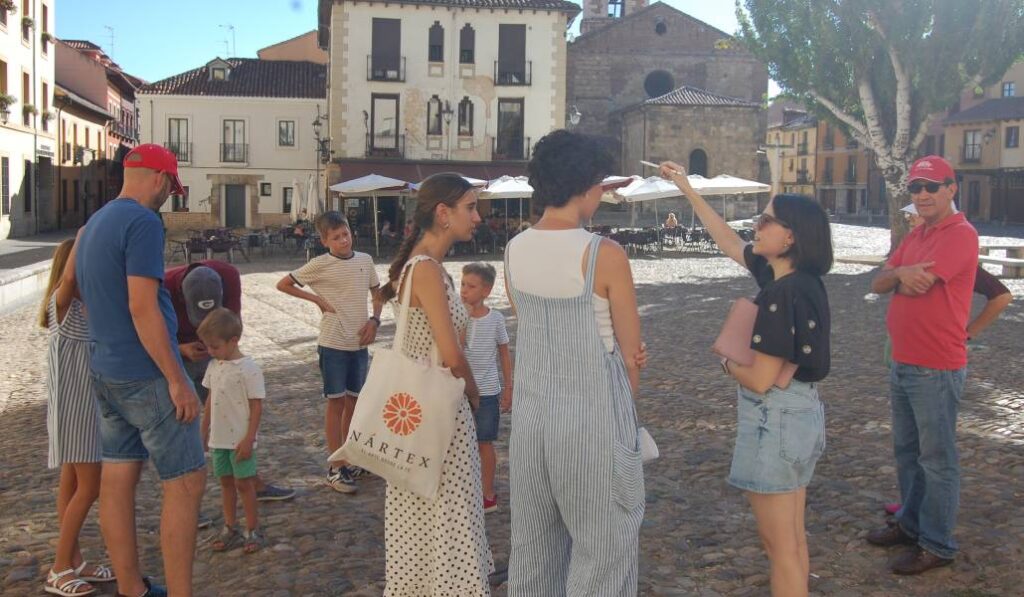 Los voluntarios de Nártex explican los monumentos de Europa y España y su sentido religioso