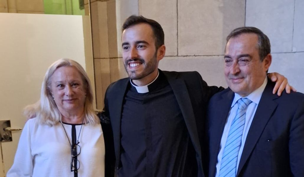 Pablo Vidal con sus padres en la catedral de la Almudena